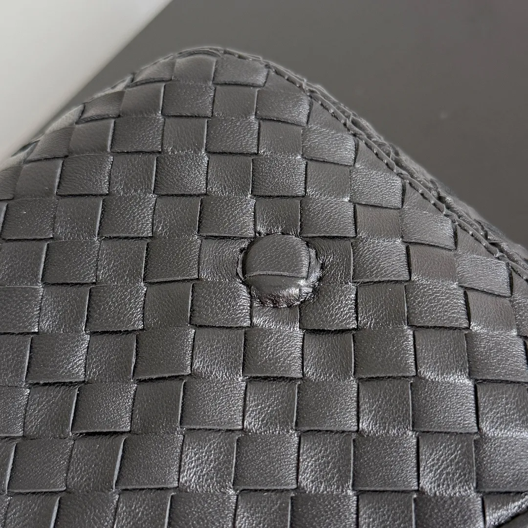 Batch 2020 BOTTEGA VENETA2025 new Veneto flip back bag has been changed from the previous zipper style to a flip design, which is safe, convenient and fashionable. The suction buckle style is also more popular among boys and girls❤️but the zipper compartment is still retained inside. It is not only comfortable, but also elegant and calm, and looks more casual. It is suitable for matching with all kinds of business and casual clothes 😊 to add casual sexiness and make the outfit more complete. The weaving process looks more old-money and retro, and it also has piping processing. Suitable for daily scenes such as shopping and commuting, comfortable and stylish! 💼 Style number: 843836 Color: black Size: 26*18.5*5cm